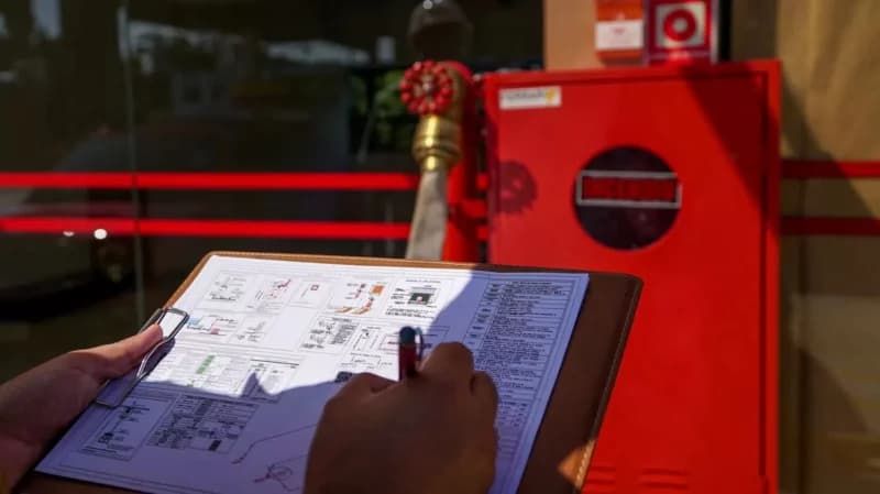Interior de galpão logístico no Paraná com sistema de sprinklers e hidrantes instalados