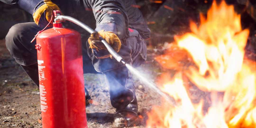 Interior de fábrica no Paraná com sistema de sprinklers e sinalização de emergência visíveis
