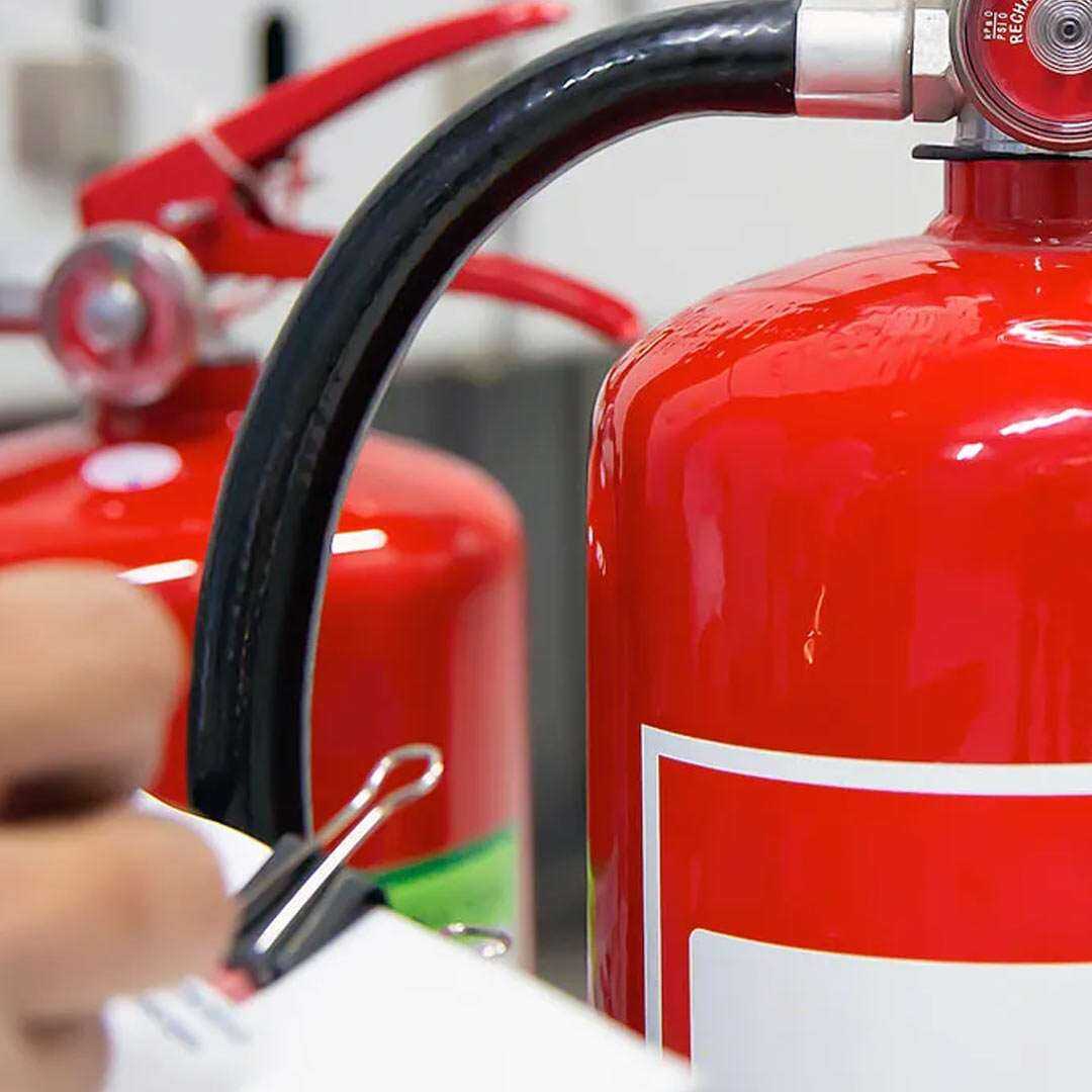 Engenheiro analisando projeto técnico de prevenção contra incêndio no Paraná
