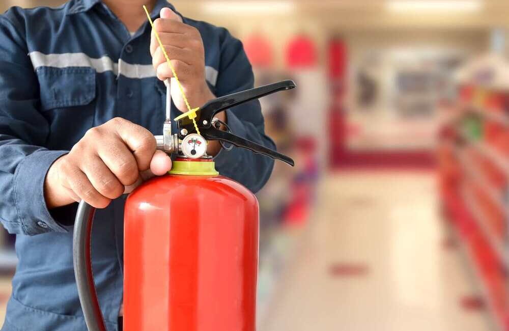 Pavilhão de feira e exposição com estrutura temporária e sistema de segurança contra incêndio